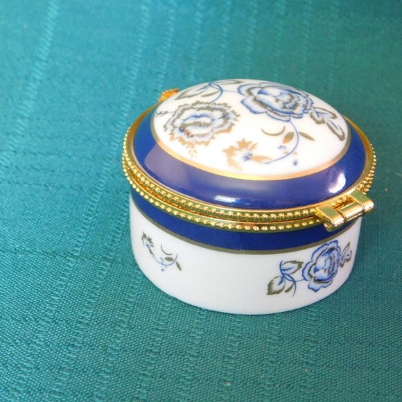 Vintage Porcelain Trinket Box with Floral Design mint condition - Picture 2 of 6